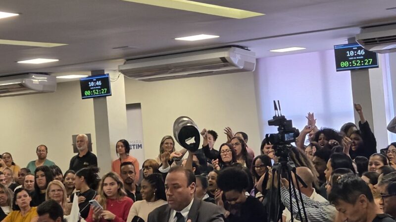 Atendentes pedagógicas de Betim protestam contra mudança de contrato