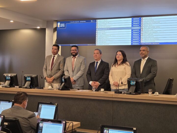 Tiago Santana é eleito novo presidente da Câmara de Betim
