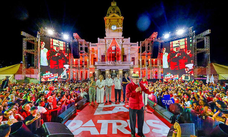 Lula lota a Praça da Estação em BH e mira quarto mandato