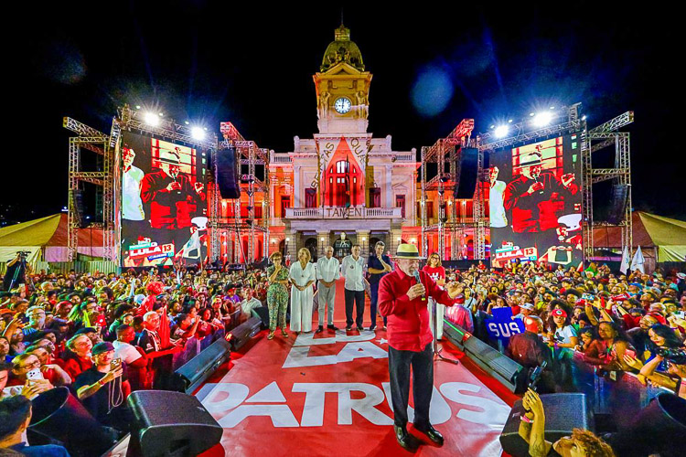 Lula lota a Praça da Estação em BH e mira quarto mandato