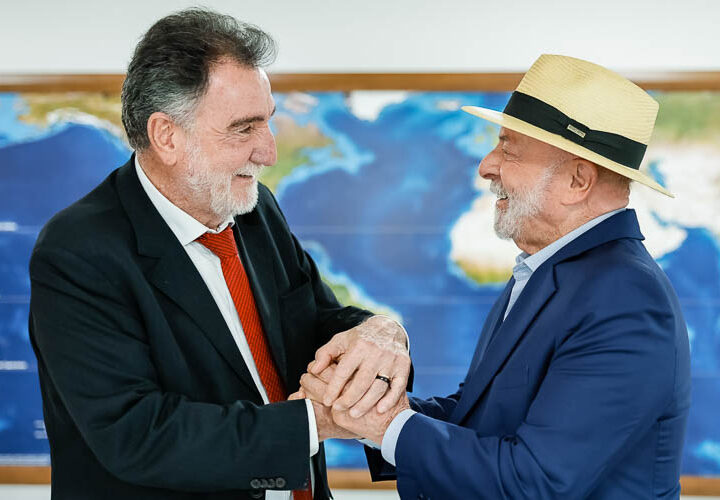 Patrus promete Casa da Mulher Brasileira em ato com Lula em BH