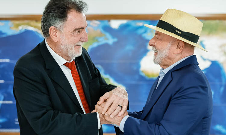 Patrus promete Casa da Mulher Brasileira em ato com Lula em BH