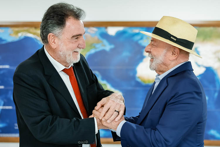 Patrus promete Casa da Mulher Brasileira em ato com Lula em BH