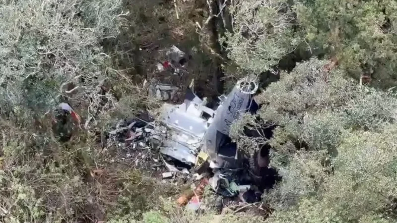 Bombeiros encontram helicóptero com corpo do cantor Rick