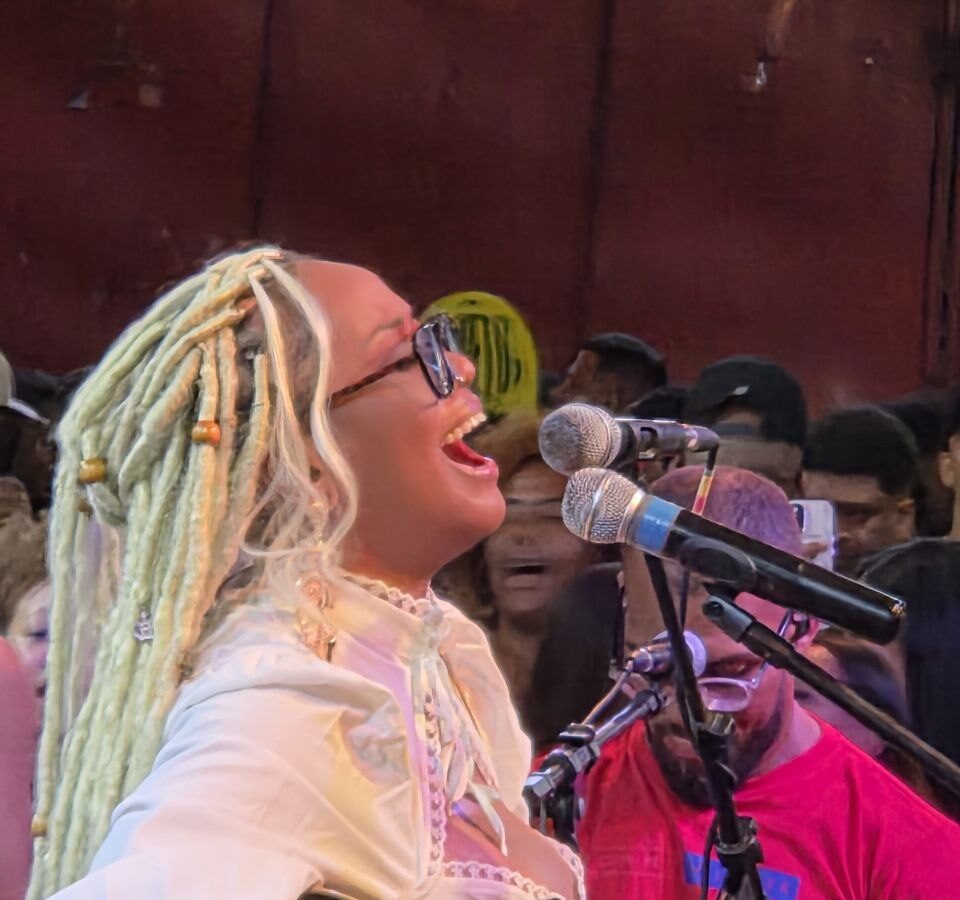 Samba no Bar Três Pretos reúne público em tarde musical