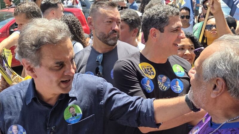 Aécio Neves realiza caminhada ao lado do prefeito Heron em Betim