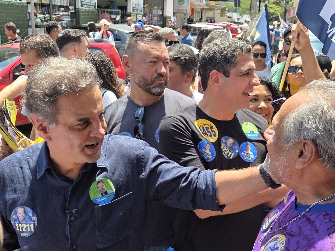 Aécio Neves realiza caminhada ao lado do prefeito Heron em Betim