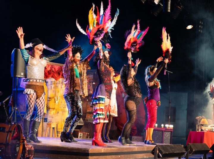 Apresentação teatral com música ao vivo em Betim