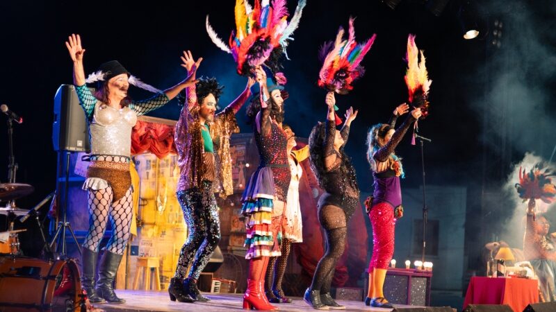 Apresentação teatral com música ao vivo em Betim