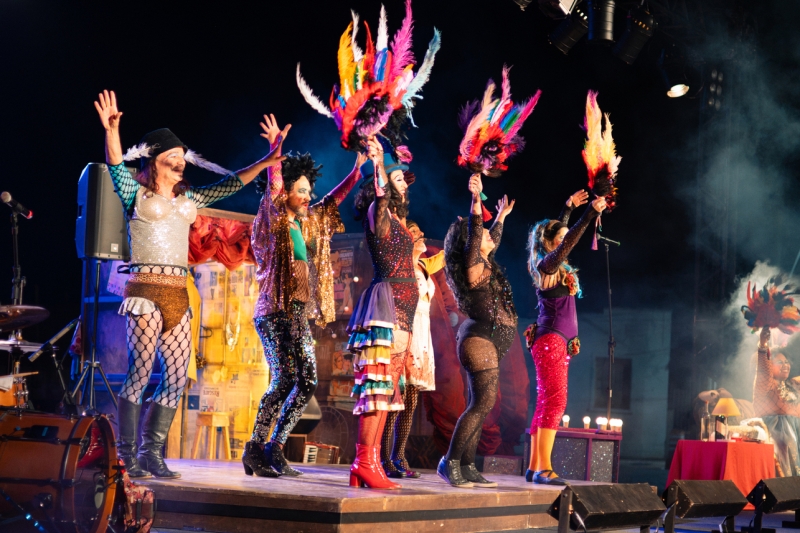 Apresentação teatral com música ao vivo em Betim